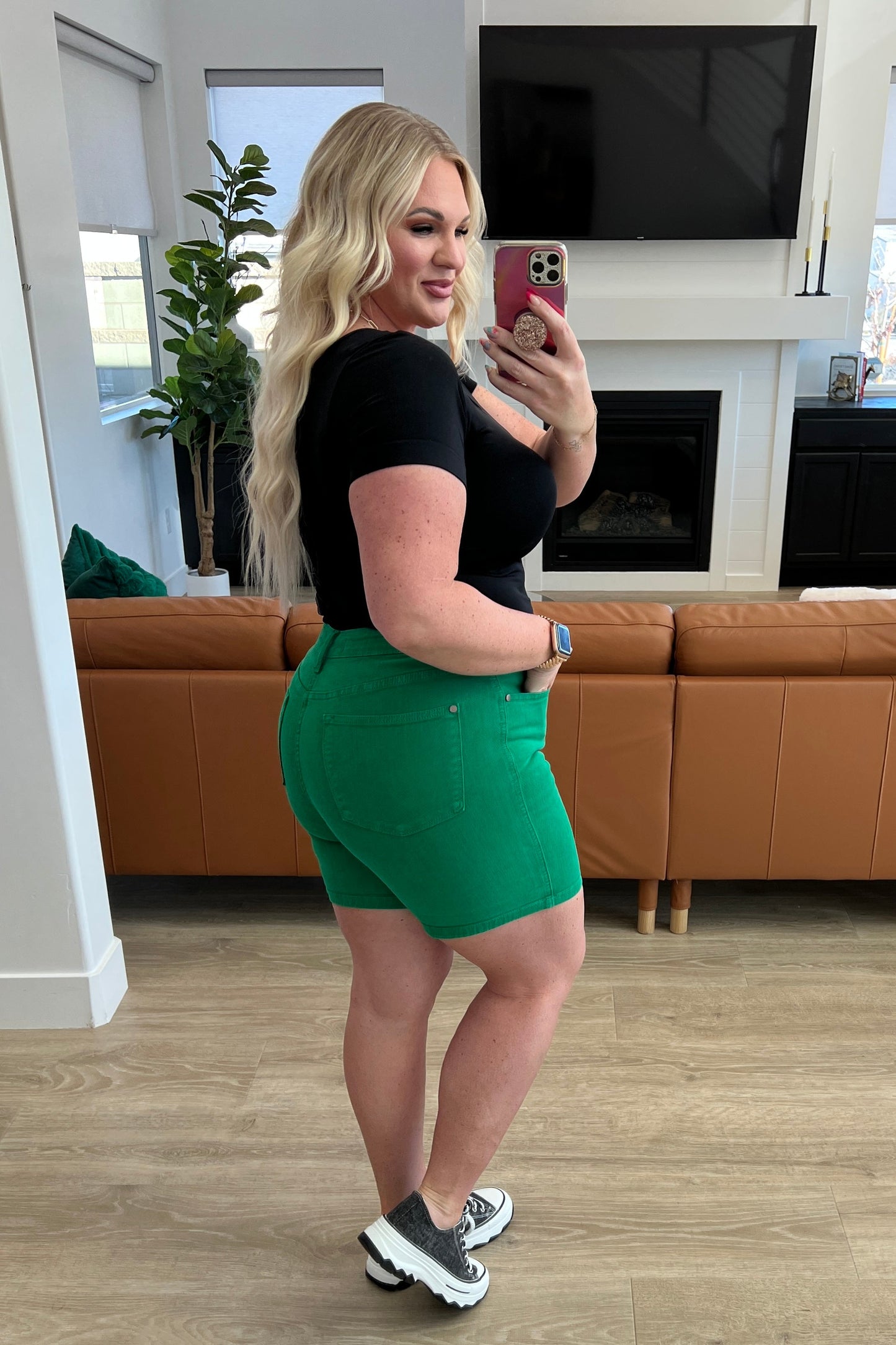 JUDY BLUE - Control Top Cuffed Shorts in Green