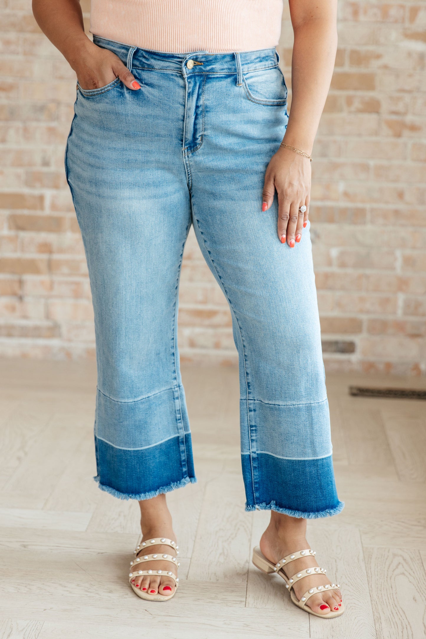 JUDY BLUE Wide Leg Crop Jeans in Medium Wash